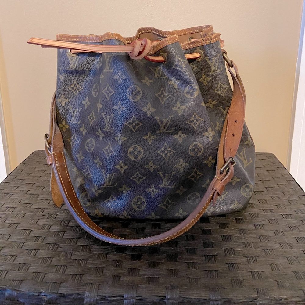 LOUIS VUITTON Monogram NOE Petit Bucket Bag
